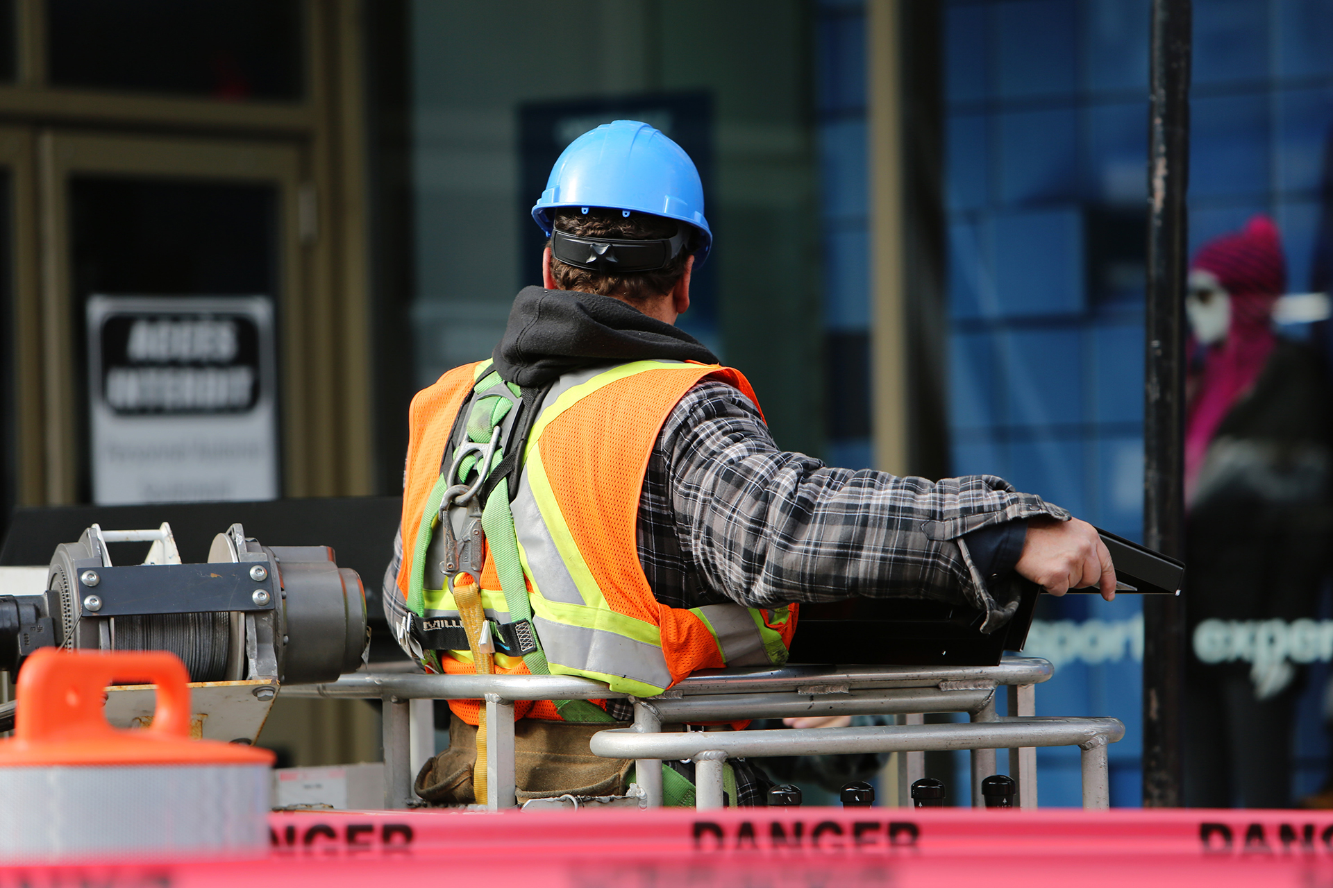 Construction employees https://constructivesolutions.ca/wp-content/uploads/2021/01/Construction-employees.jpg